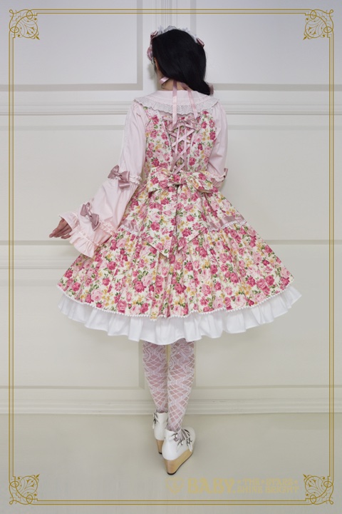 BABY_THE_STARS's tweet photo. 【#BABY新作情報】Floral Gardenia ジャンパースカート/¥41,580（税込）生成×オフシロの着用イメージをご紹介♡
薔薇のケミカルレースや薔薇の形の釦をあしらっ��お花いっぱいのジャンパースカートに仕立てました♡シリーズのヘッドドレスはたっぷりギャザーを寄せたボンネット風のデザインです♪ https://t.co/8ixbRKpvAw