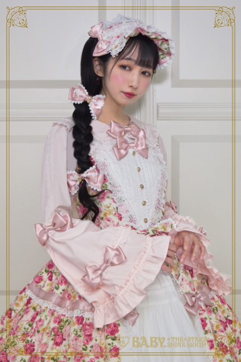BABY_THE_STARS's tweet photo. 【#BABY新作情報】Floral Gardenia ジャンパースカート/¥41,580（税込）生成×オフシロの着用イメージをご紹介♡
薔薇のケミカルレースや薔薇の形の釦をあしらっ��お花いっぱいのジャンパースカートに仕立てました♡シリーズのヘッドドレスはたっぷりギャザーを寄せたボンネット風のデザインです♪ https://t.co/8ixbRKpvAw
