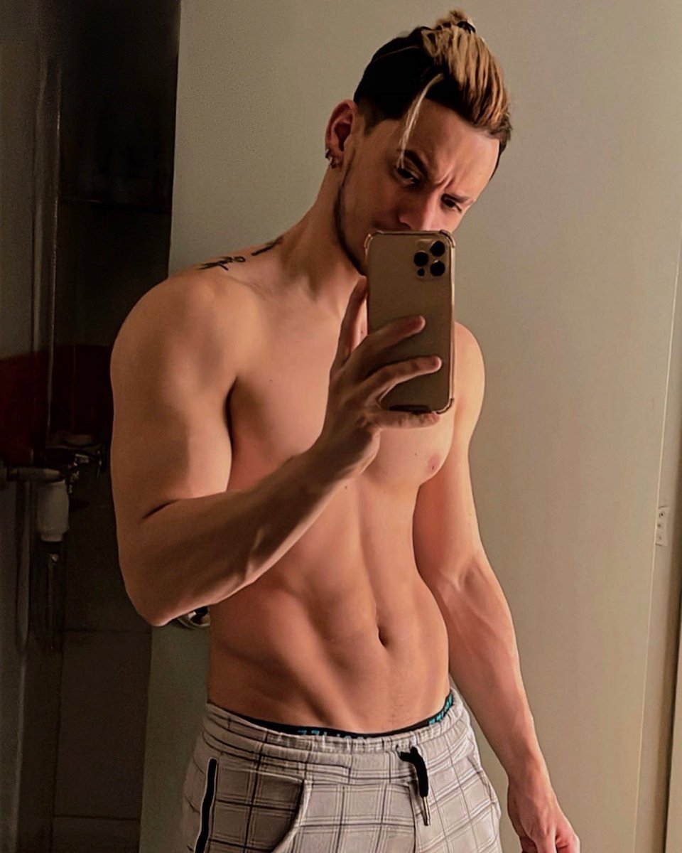 jonnbarboza's tweet photo. Golden hour en el baño?
- Claro que sí 🌅 https://t.co/boS84omvtT