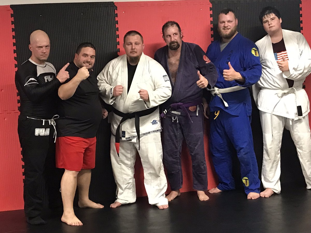 leglock83's tweet photo. Good group of guys on the mats tonight. We had a few take off before we took the pic. Good training. Finished strong with kettle bells! #TeamHoneyBadger #JiuJitsuBlackBelt #CatchStyle #ItsAllJustWrestling https://t.co/DG6jL3BTSv
