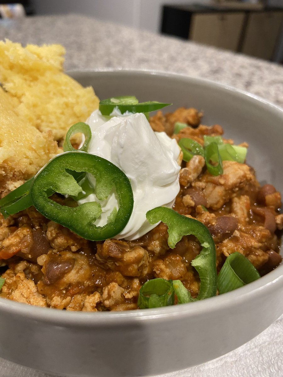 MissBrittani2U's tweet photo. Homemade chili + cornbread because the weather in CA has finally allowed it 👏🏾 #TwitterCook #MealPlanner #foodie https://t.co/AScvFbjuy4