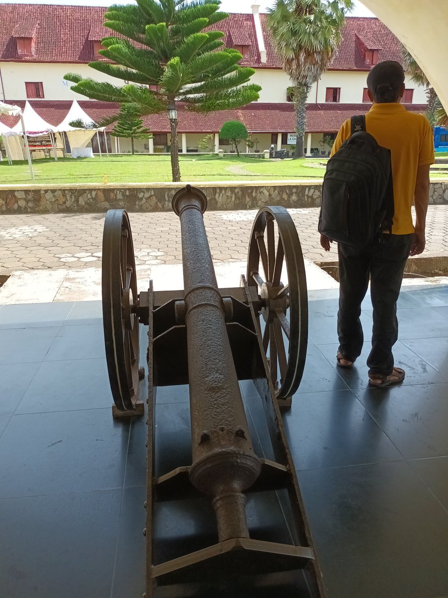 PriyambudiS's tweet photo. Bersama seniman #Tulungagung, #Moelyono napak tilas dan belajar jejak maritim masa lalu di #FortRotterdam #Makassar ping @wahyususilo @BonnieTriyana @historia_id @warjati @wah_am @hilmarfarid https://t.co/U0vxzSnD5E