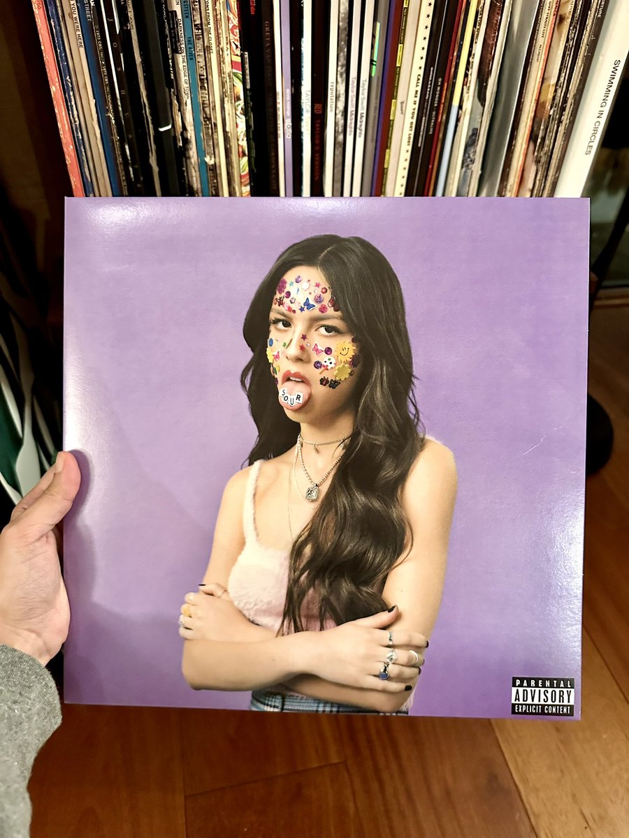 midnightsalbum's tweet photo. SOUR vinyl giveaway!! 💜🍬⚡️ i have this extra black SOUR vinyl that i would love to give to another livie 🥲

to enter:
- must be following
- like &amp; retweet

ends 11/10, US only 🫶 https://t.co/YF3oDK3iCZ
