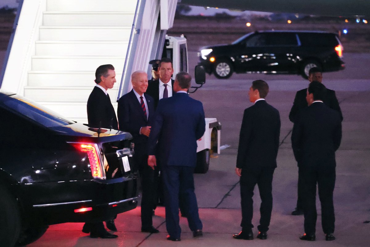 CAgovernor's tweet photo. Welcome back to the Golden State, @POTUS! ☀️ https://t.co/anpgIH5d5G