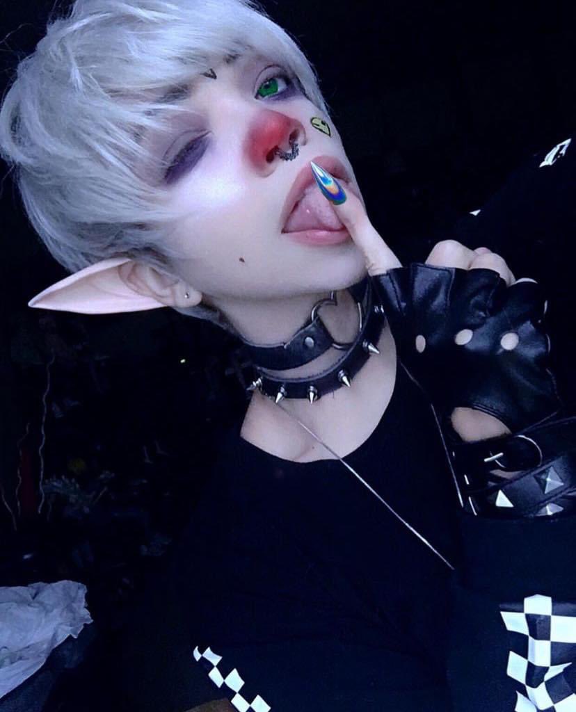 DecklynnM00's tweet photo. π½ #alien #creepycute #silverhairboy #pastel #goth #alternative #emo #art #bruise #blood #vent #greeneyes #alienmakeup #choker #arts #thic #lips #prettyboy #nails #diva #femboy #jawline https://t.co/J9qq1915yT