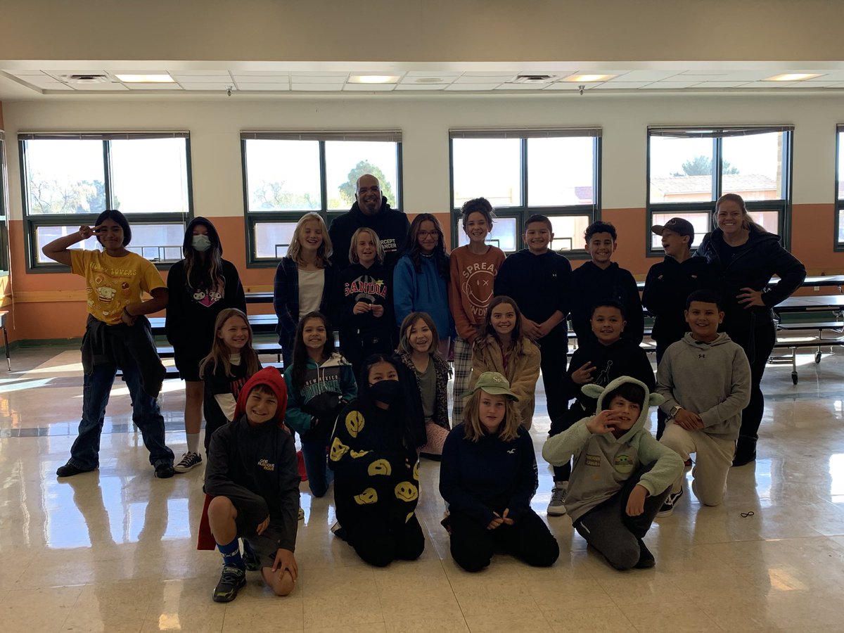 ChamizaConejos's tweet photo. Had an amazing and inspiring time with @reggiedabbs!!! All of our students were engaged, compelled to be the best version of themselves and chanted, “I can! You can! We can! 
I got your back!” All day! Thanks Harvest Church for partnering with us! https://t.co/LZ2AGM3oeQ