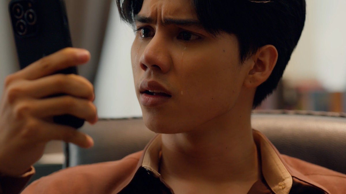 HiTVofficial's tweet photo. I am weak for this man’s tears😭
This scene touched me so much 🥺
I have to say both of them are great at acting here🔥
#LoveinTheAirEP12 #PrapaiSky #FortPeatxRisebynur #fortp #fortfts
https://t.co/g9vwEUO6e9 ❤️#Hitv https://t.co/zY1lzBoPxR