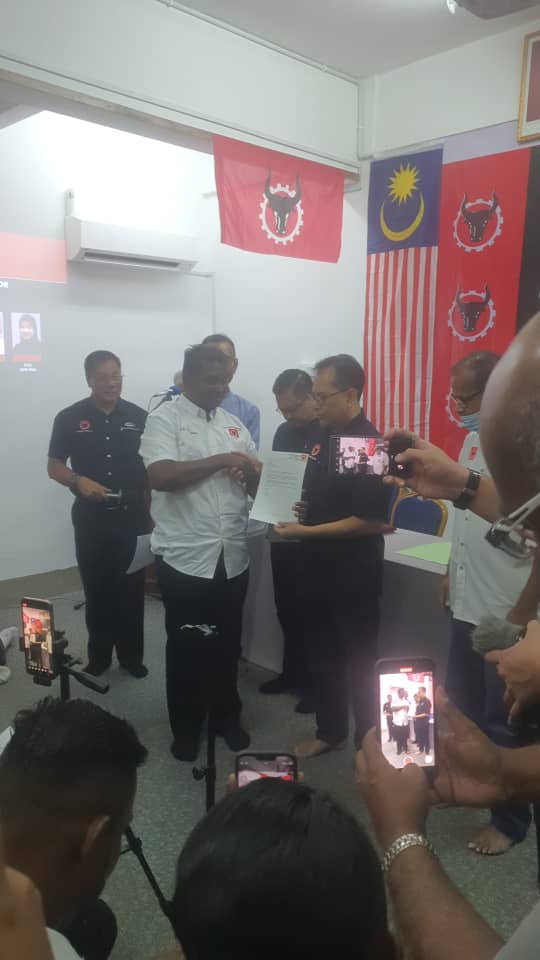 Partirakyatmsia's tweet photo. Penyerahan Watikah kepada calon di Kuala Langat.
#pru15 #calonpru15 #partirakyatmalaysia #PRM https://t.co/vUJc5PLuyN