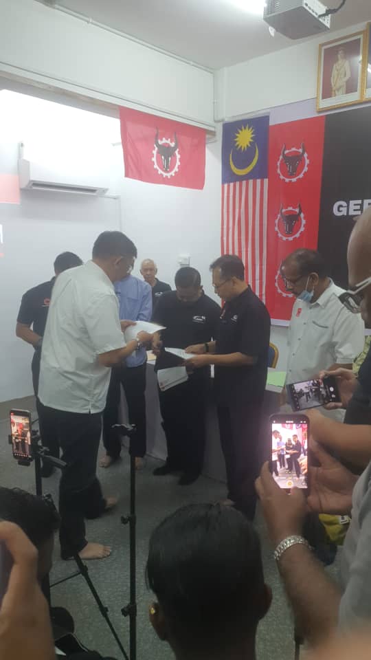 Partirakyatmsia's tweet photo. Penyerahan Watikah kepada calon di Bangi.
#pru15 #calonpru15 #partirakyatmalaysia #PRM https://t.co/RJsG4wpqzr