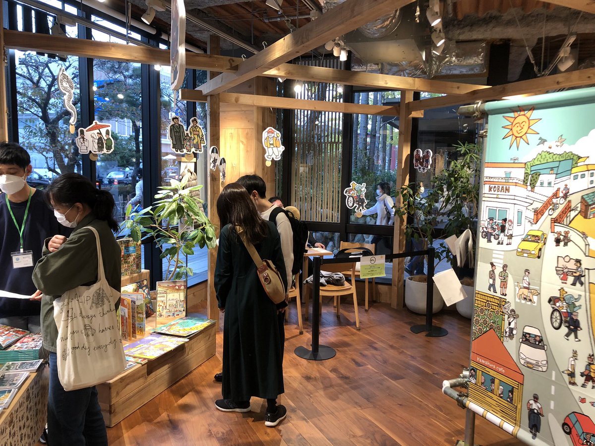 wimmelbook's tweet photo. 朝から途切��る事なくたくさんの方がお立ち寄り下さっています🤗✨
本日4日です！

#鎌倉ウィンメルブック展
#人と街が絵本でつながる
#4日目 https://t.co/vnUKsuQOKM
