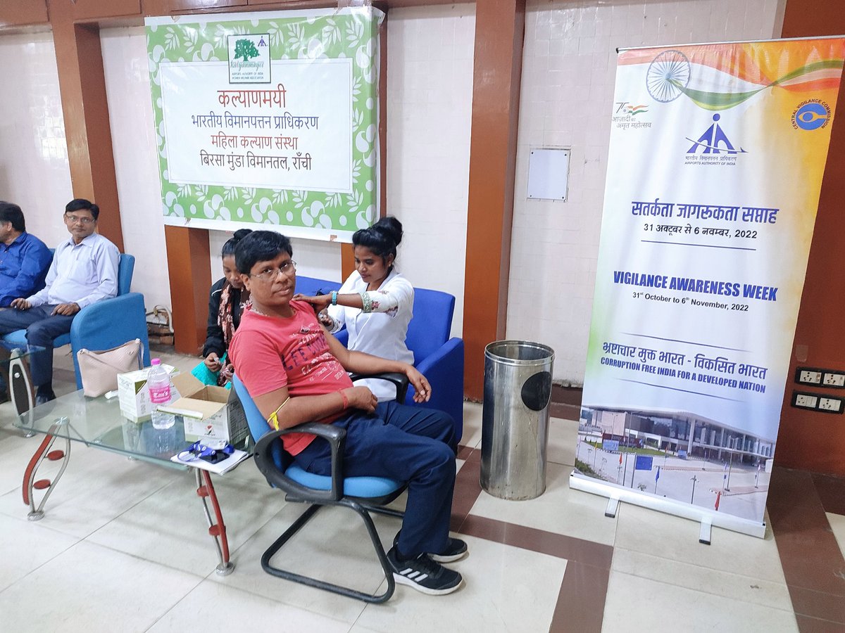 aaiRanchiApt's tweet photo. #सतर्कता_जागरुकता_सप्ताह_22 के आयोजन के क्रम मे आज @aaiRanchiApt एवं #कल्याणमयी के संयुक्त तत्वाधान मे कोविड-19 से बचाव हेतु ���क दिवसीय बूस्��र डोज का आयोजन किया गया।
#VAWAAI2022
#Honesty_For_Development
#VigilanceSeVikas
@CVCIndia
@AAI_Official
@aairhqer https://t.co/o9pnXkk0XR