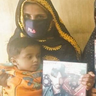 فورسز نے بولان سےدل بخت کو انکے تین بچوں در بخت، نور بخت، عائشہ !
مریم کوانکےبیٹےکلیم اللہ اور سمہدا کو انکے بچوں سمیت دیگر خواتین کےساتھ حراست میں لےکر نامعلوم مقام منتقل کردیا
خواتین اور بچوں کی جبری گمشدگی انسانی حقوق کی خلاف ورزی ہے !

خواتین اور بچوں کوفوری طورپررہاکیاجائے !