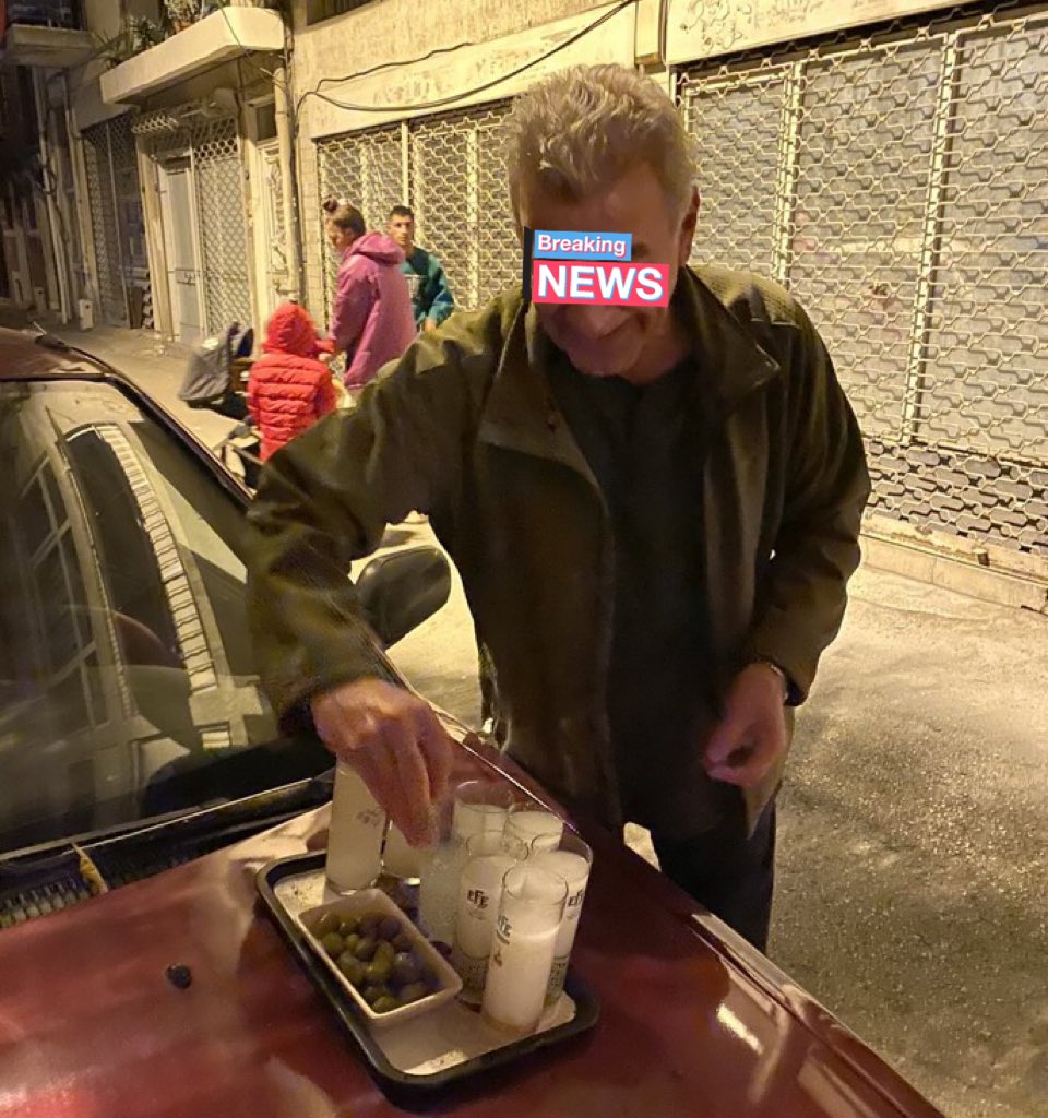 İzmir'de bir vatandaş, deprem sonrası sokağa inen komşularına rakı ikram etti.