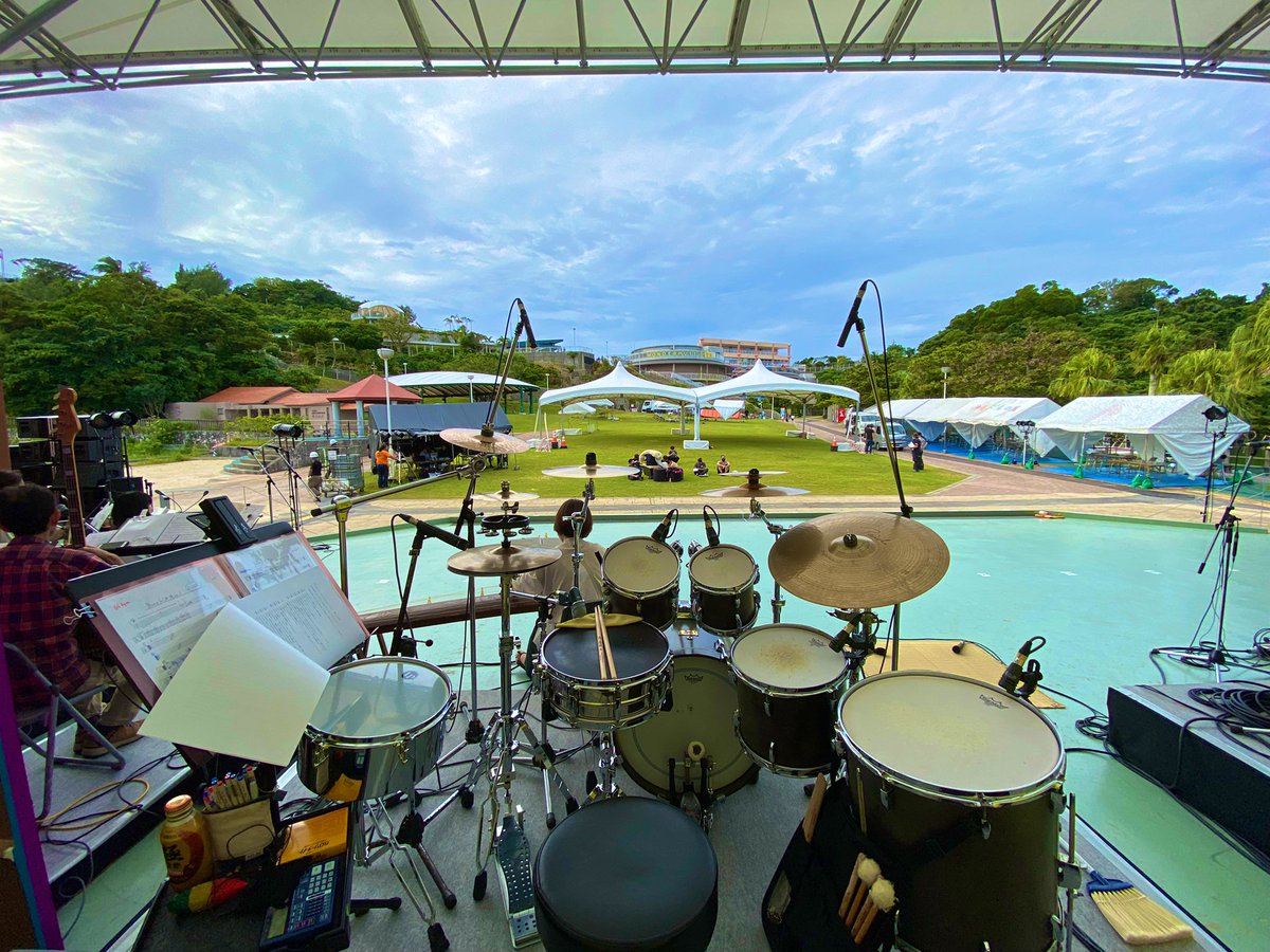 drummerHIROTO's tweet photo. 搬入〜サウンドチェック完了してリハーサル開始待ち
今回はこんなセッティングで行きましょうかねー(´∀` )
#なかのまちヤカラーズ
#PearlDrums
#ClassicMaple https://t.co/9rbY2K8Ees
