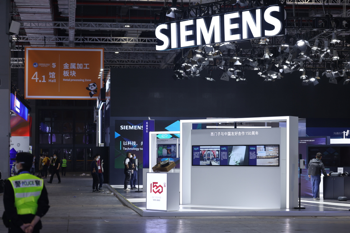 ciieonline's tweet photo. New products and technologies for the fifth China International Import Expo (#CIIE) are well in the position to display. #CIIE2022 #ReadyforCIIE  [Photo/IC&amp;VCG] @EsteeLauder @Siemens @LEGO_Group @pfizer https://t.co/6PbTBTO1Kf