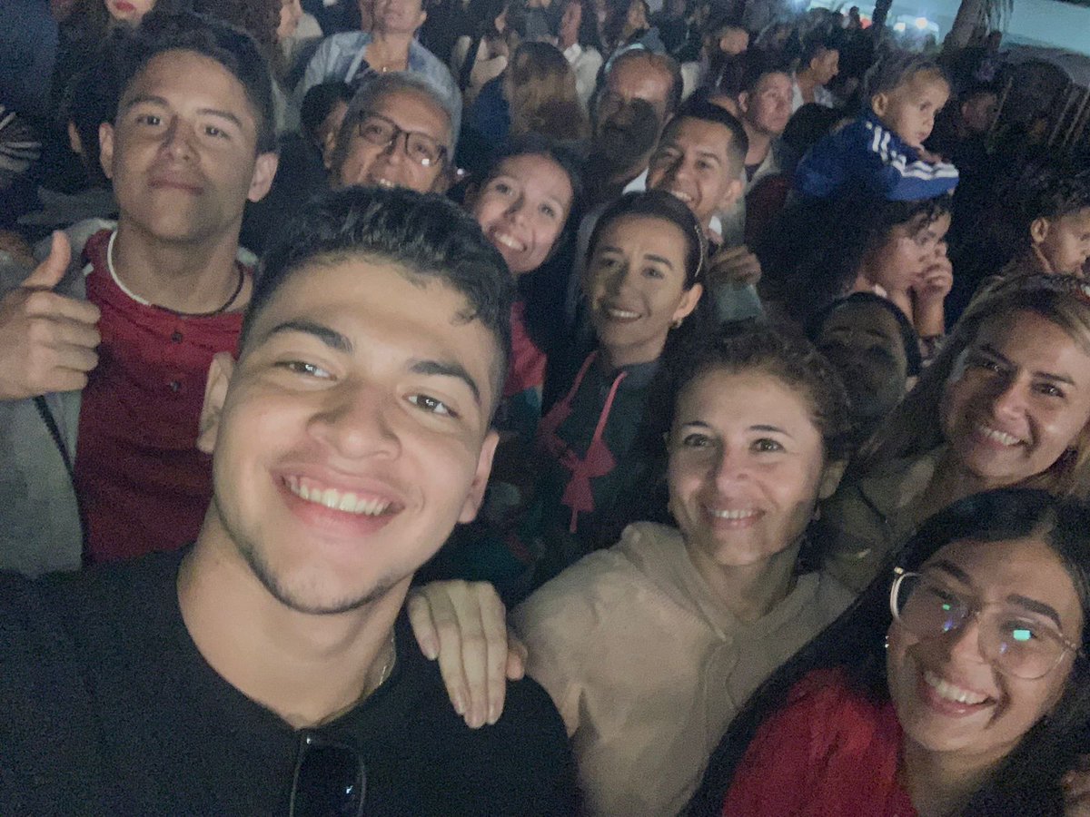 cindyced21's tweet photo. #Manta100Montaner
Gracias  @montanertwiter  por haber estado en la bella Manta brindando tremendo espectáculo. El centenario se vivi�� por lo alto en show https://t.co/63Cv5Qa4mL