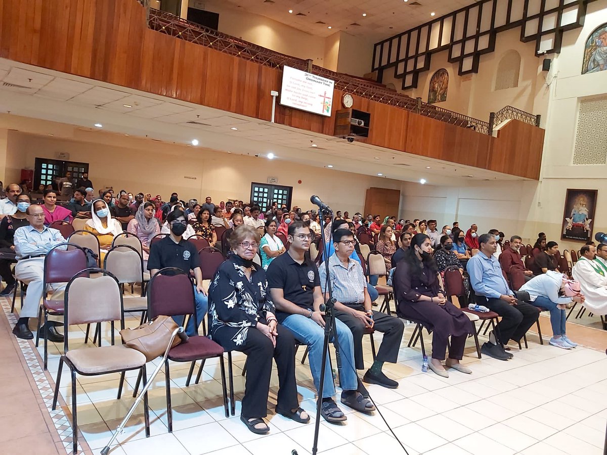 Marco_europa's tweet photo. Uno dei volti belli del #Bahrain è quello dei tanti cristiani immigrati, specialmente da India e Filippine, che si ritrovano nella chiesa del Sacro Cuore, costruita a Manama nel 1939 e ora ampliata a altre due sale di preghiera #popefrancisinbahrain https://t.co/ytm7rJWrOK
