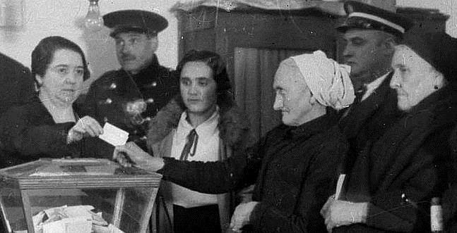 LatorreMendez's tweet image. #Caballero, 1905, #Madrid, 1964, #México. Sobre las vidas de #mujerestrabajadoras en un Salón de Té, en el #Madrid de #los años 30, aunque #no os #guste el #teatro, por lo que he visto en mis twits, no os la #perdáis, #necesario #ver cómo era la #vida de #nuestras