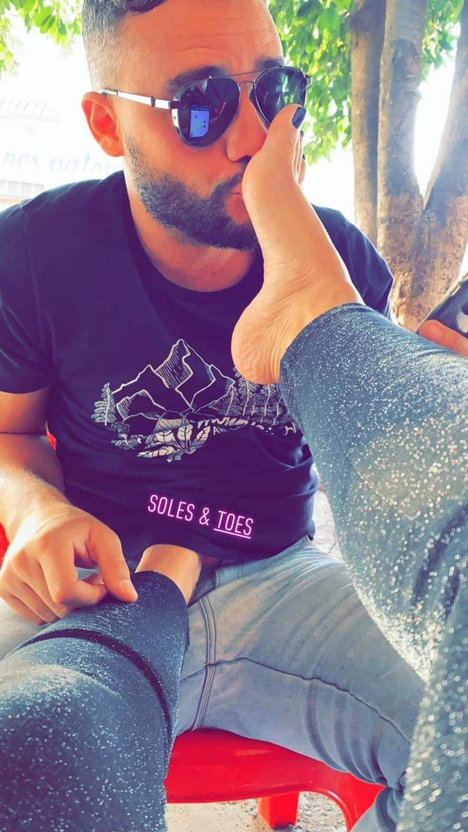 بدون ريتويت ما راح ارد ع حدا يا كلاب 
يلي بدو مقابلة يوم الاثنين يدخل خاص 
#رتووووووويت_للمزيد #اعاده_تغريده 
#كلب_دفيع