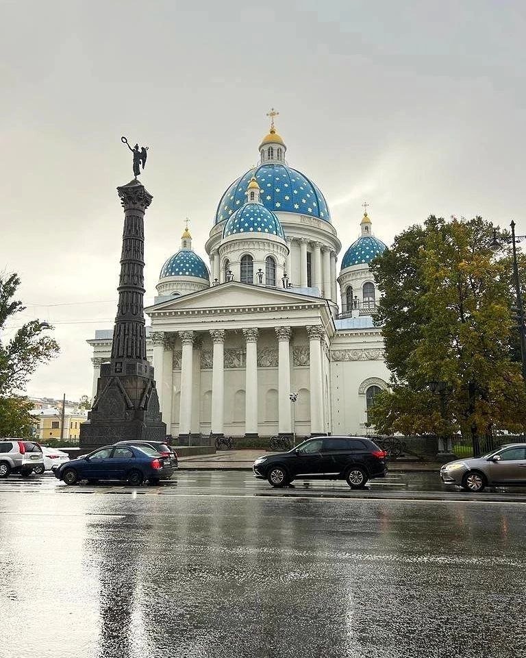 Собор Святой Живоначальной Троицы Лейб-Гвардии Измайловского полка 

Рядом с собором на Троицкой площади установлен Памятник Славы, состоящий из 108 турецких пушек

Фото: svetlanasharapova.17