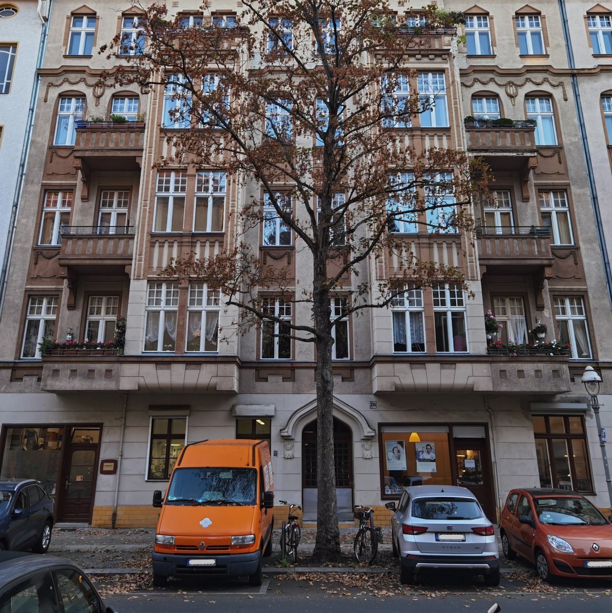 Stift_und_Bogen's tweet photo. Horstweg 28, Charlottenburg. Erinnerung an Klara ("Kläre") #Bloch, geb. #Begall (* 1908, † 1988 (#otd)), Taxifahrerin (und zwar eine der ersten in Berlin), unter dem Naziterror im Widerstand und mit Hilfe für mehrere jüdische Mitmenschen, die das NS-Regime überleben. #Berlin https://t.co/ScXJzxuq7S