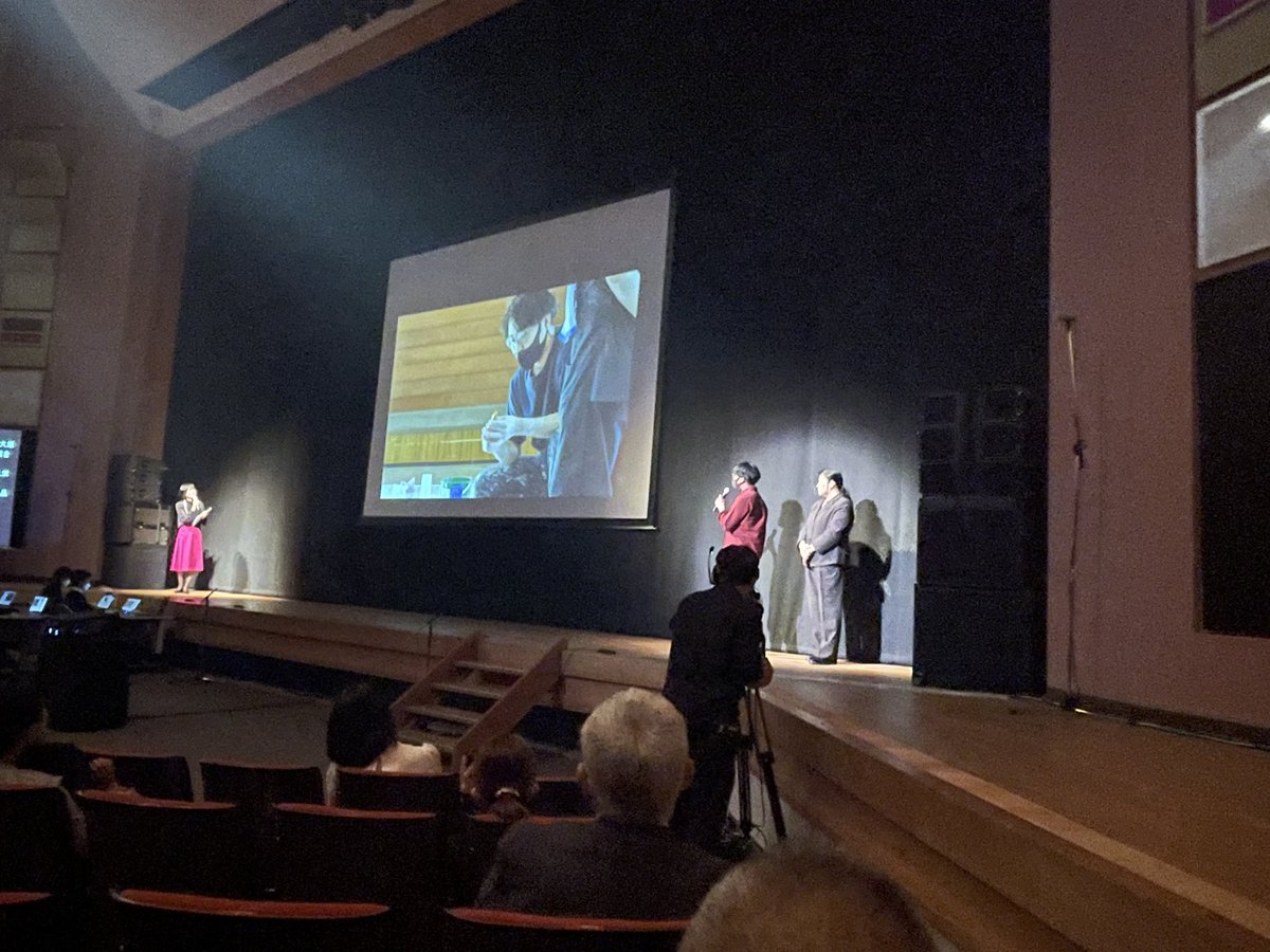 小郡市市制施行50周年記念式典にアーティスト鳥越一輝が登壇。小郡は爆笑問題の田中裕二さんのお父様が小郡市に住み、先祖が小郡の町を作ったそうで、会場に入るとNHKの映像が流れていた。その後「芸術家・鳥越一輝と子供たちコラボ作品を発表」に登場。解説と来週の高雄のアートフェア参加も告知する