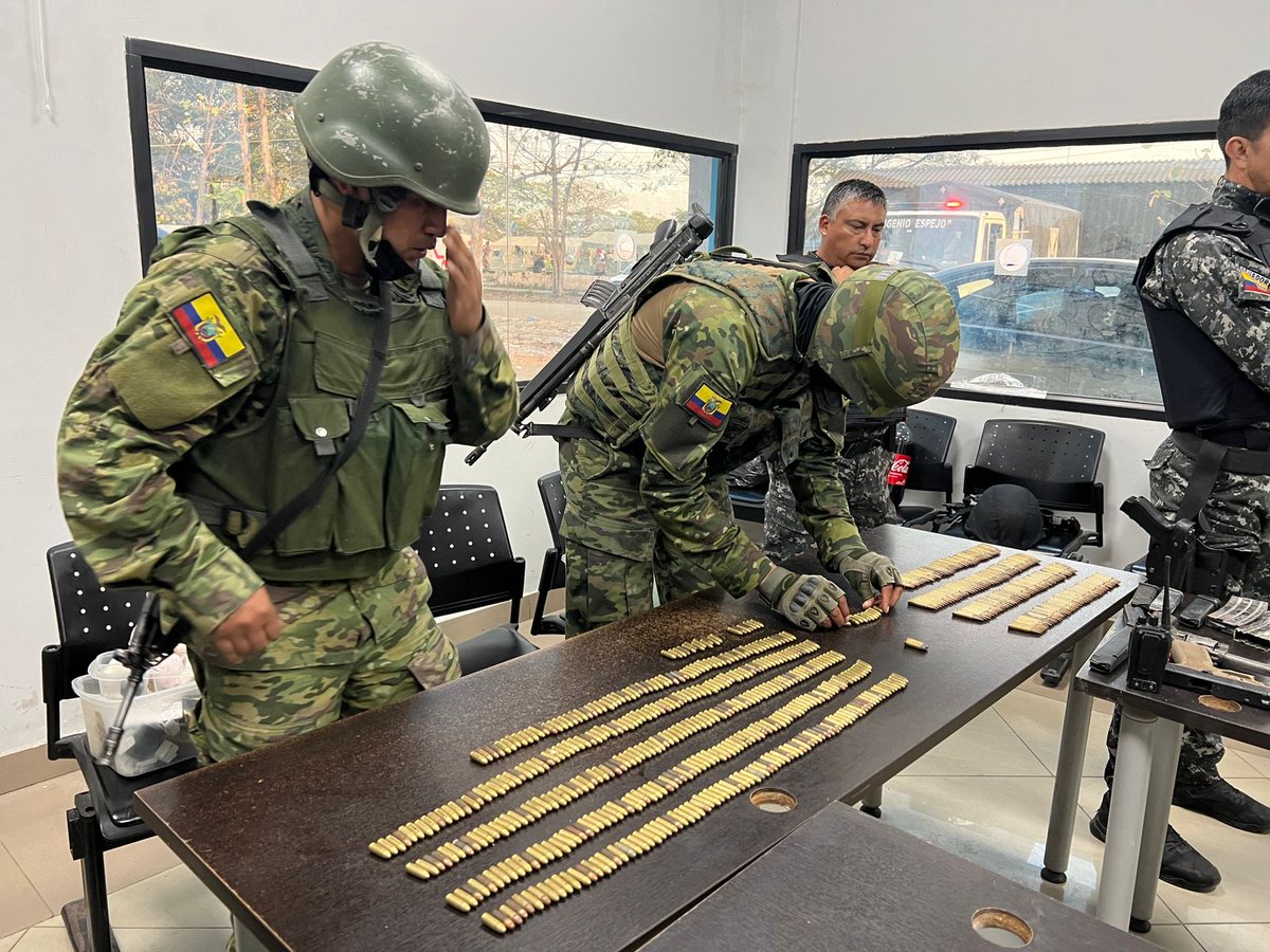 EjercitoECU's tweet photo. @EjercitoECU #NoParamos🇪🇨 Se realizó un exhaustivo  trabajo en apoyo a @PoliciaEcuador y @SNAI_Ec en el control del Pabellón 2 de la #PenitenciaríadelLitoral Reafirmamos nuestro compromiso de trabajo por la seguridad de nuestro país y frenar el accionar de las bandas delictivas. https://t.co/WYyqBWVnZv