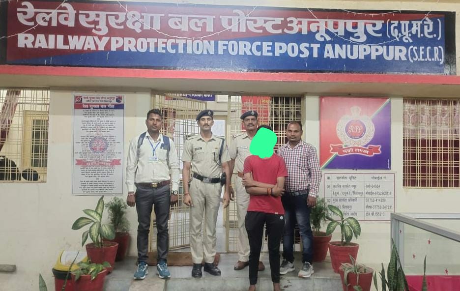 rpfsecrhq's tweet photo. @RailMinIndia @RPF_INDIA
@GMSECR @secrail @BBAIndia
#OperationNanheFarishte 
#childrenrescue
 अपने घर में बिना बताये नर्मदा एक्सप्रेस ट्रेन में क��ीं जा रहे नाबालिग बच्चे को #RPF अनूपपुर के बल सदस्यों द्वारा उचित संरक्षण हेतु #चाइल्डलाइन, अनूपपुर को सुपुर्द किया गया। https://t.co/0j1FeP3R1b