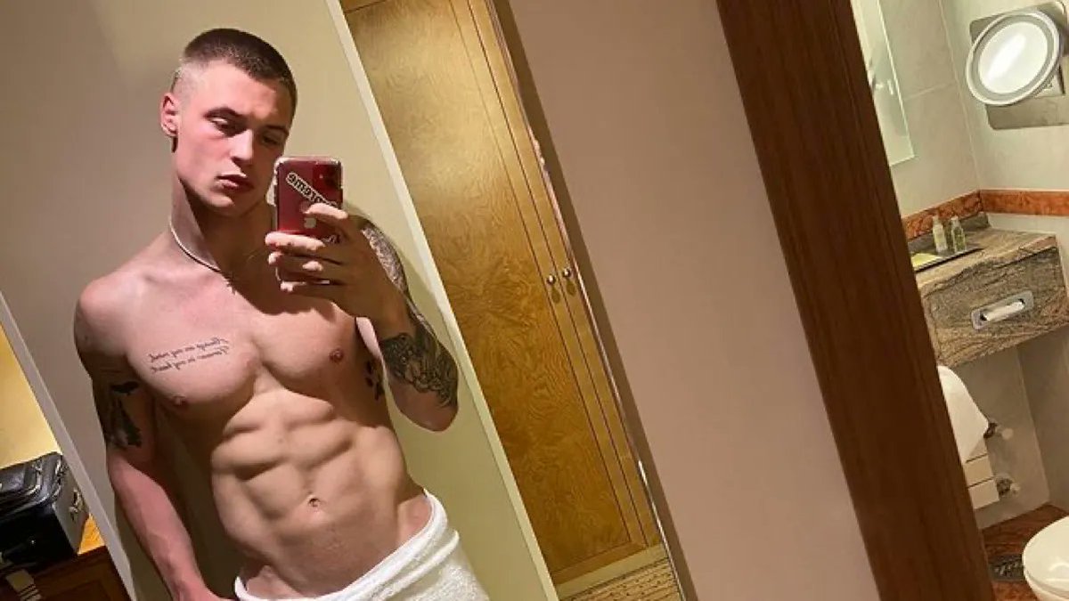 socialitelife's tweet photo. Meet Instagram hottie Hunter Warr https://t.co/kV54CLbP4Q #SLFlashback https://t.co/IrIHAeUiML