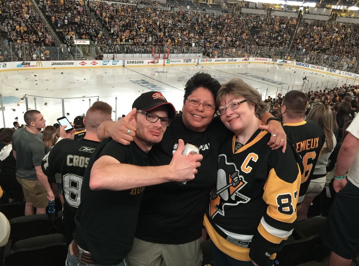 Pocahontas0470G's tweet image. @sternshow @iclightbeer @BarJutsu @Rickscabaretpit @TheSmilingMoose Whoop! Whoop! Look who’s comin back to PITTSBURGH Nov.15th!@HowardStern said we are“Three’s Company” in my interview! We will be at SCARPACI’S on Mt. Washington! See you there! ❤️❤️❤️🤓👍🏽