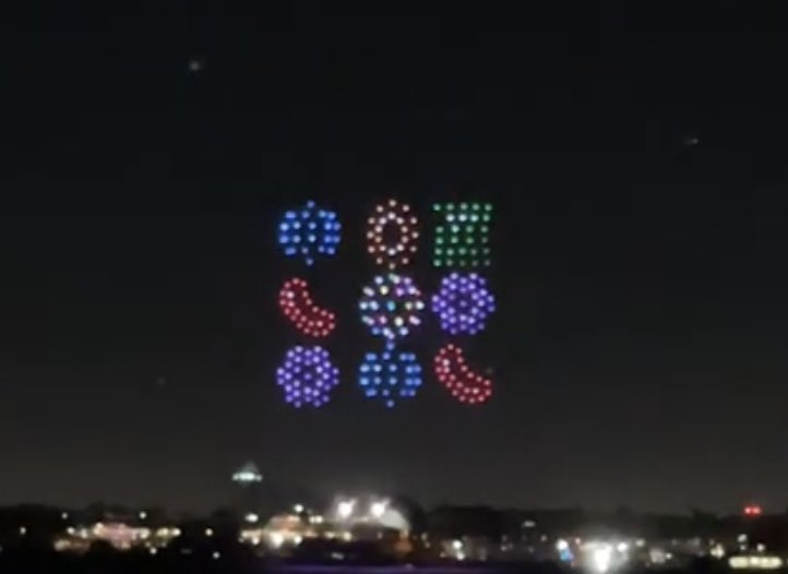 lulumeservey's tweet image. The sky over New York tonight!

A feat by our team - it’s one thing to get some drones, but another to coordinate with the FAA and the many other local and national regulators and get all the permits and follow all the protocols and look out for wildlife and the environment and