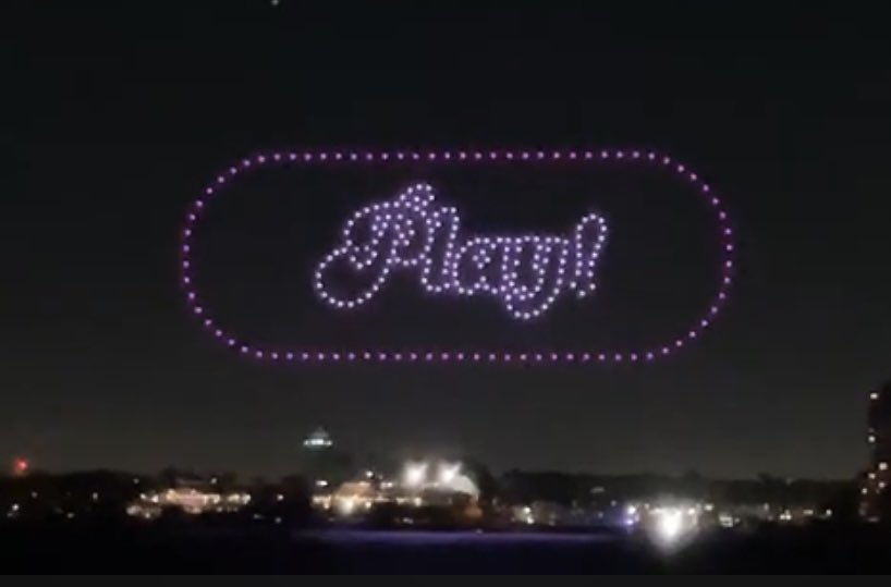 lulumeservey's tweet image. The sky over New York tonight!

A feat by our team - it’s one thing to get some drones, but another to coordinate with the FAA and the many other local and national regulators and get all the permits and follow all the protocols and look out for wildlife and the environment and