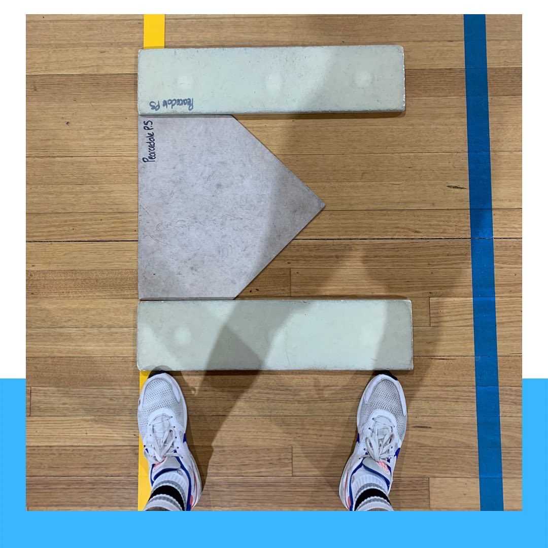 HeadsUpHPE's tweet photo. Handy little #teachinghack to get Ss standing side on. Toes against plate, w/ feet shoulder width apart, or in a similarly comfortable position. Normally use dots but that predetermines their feet width & tend to move all over the place.
#physed #pe #aussiephysed #primarype https://t.co/nqBO2oQSPz