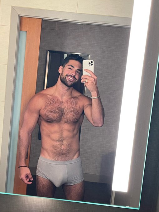 Love you all❤️ Would i be a good underwear model? https://t.co/ozsrObEY2B https://t.co/0BGgcbthJN