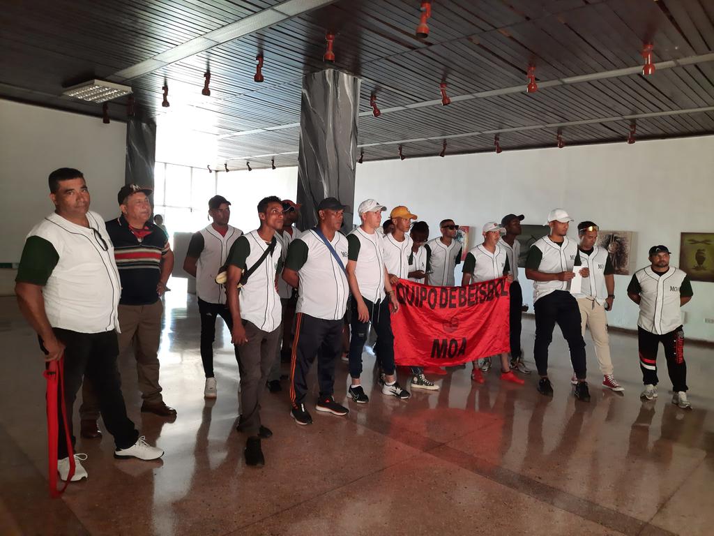 SanchezDoraida's tweet photo. Abanderamiento del equipo que representará a nuestro municipio #Moa en la 45 serie provincial de béisbol #Holguin #Cuba https://t.co/n8y4A67qnS
