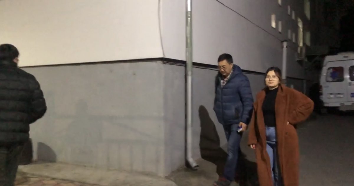 В Бишкеке задержана журналистка Санрабия Сатыбалдиева. Несмотря на то, что она беременна и у нее угроза выкидыша, ее водворили в ИВС на 48 часов.

Оператор Калыс Аширбеков находится на допросе
24.kg/proisshestvija…