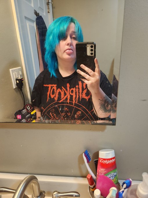 I'm blue dahbahdeeedahbahdaahh https://t.co/Jz6qU9DgsF<a href="/tag/live"class="tags"><span>#live</span></a><a href="/tag/twitch"class="tags"><span>#twitch</span></a><a href="/tag/deadbydaylight"class="tags"><span>#deadbydaylight</span></a>