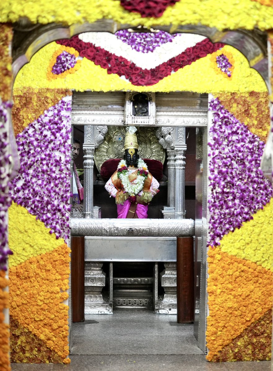 रूप पाहतां लोचनी । सुख झाले हो साजणी॥ 
तो हा विठ्ठल बरवा । तो हा माधव बरवा ॥

📍Pandharpur | पंढरपूर.
#कार्तिकी_एकादशी #एकादशी #कार्तिकीएकादशी #KartikiEkadashi #JaiHari #विठ्ठल