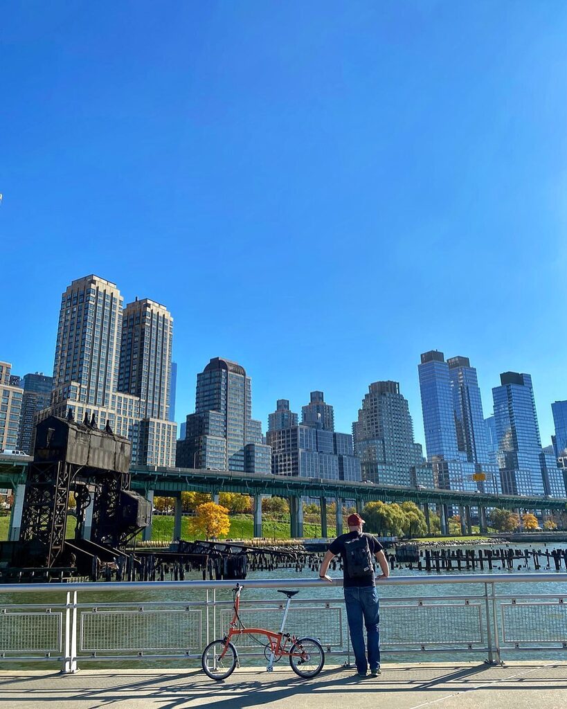 bromptolona's tweet photo. The best way to discover NYC? 🤔

On a Brompton! ⚡️

Thank you @bromptonjunctionny for making possible a fantastic ride through the big apple 🍏! 

—
#bromptolona #brompton https://t.co/tCkxa1UYIn