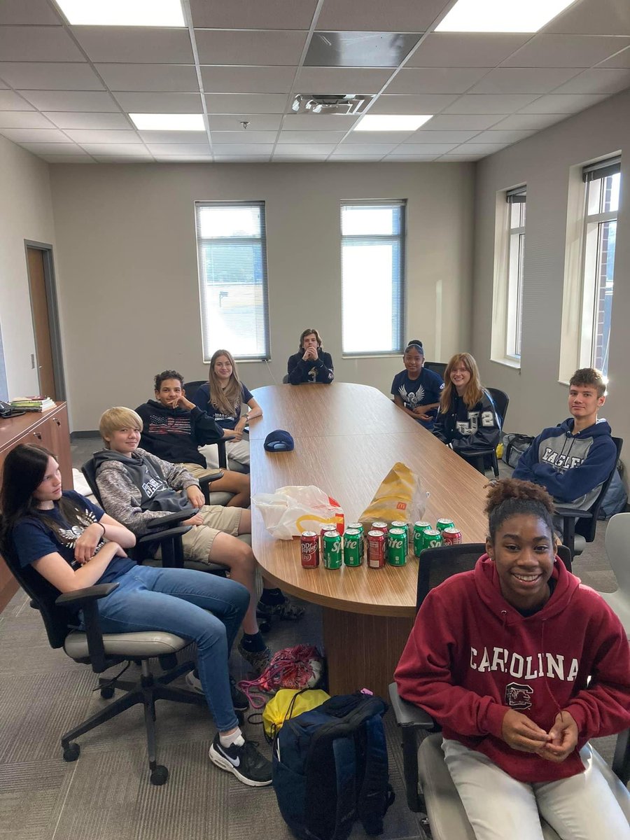 JcmhsParent's tweet photo. JCHS Cross Country team is headed to State! Good Luck War Eagles!! 🦅💙👟 https://t.co/vumAkPIoBd