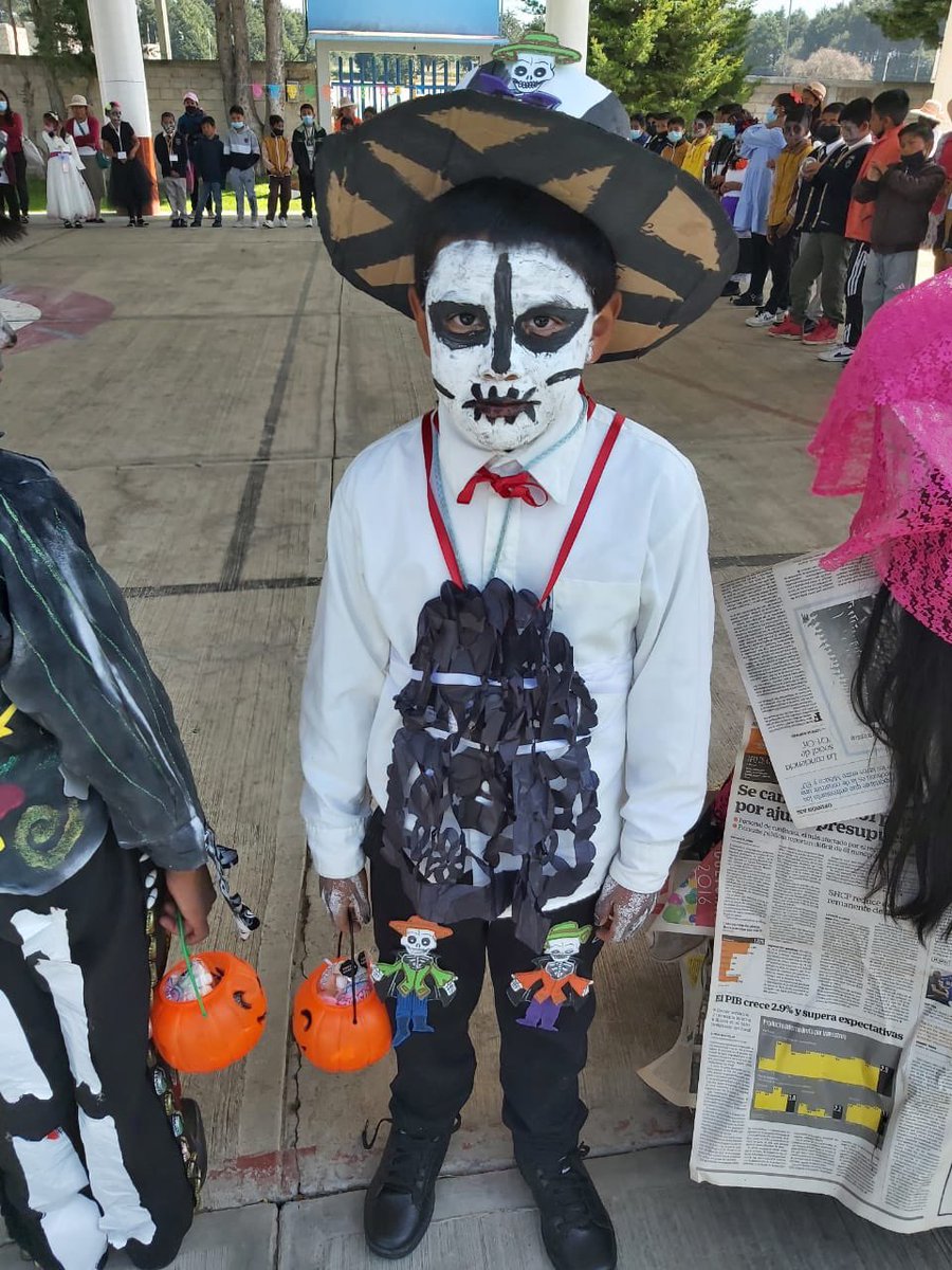 EscNicolasBravo's tweet photo. Participación de los alumnos de la escuela primaria Nicolás Bravo en el concurso de disfraz de catrín y catrina haciendo uso de material reciclable https://t.co/qKdeOwoRRa