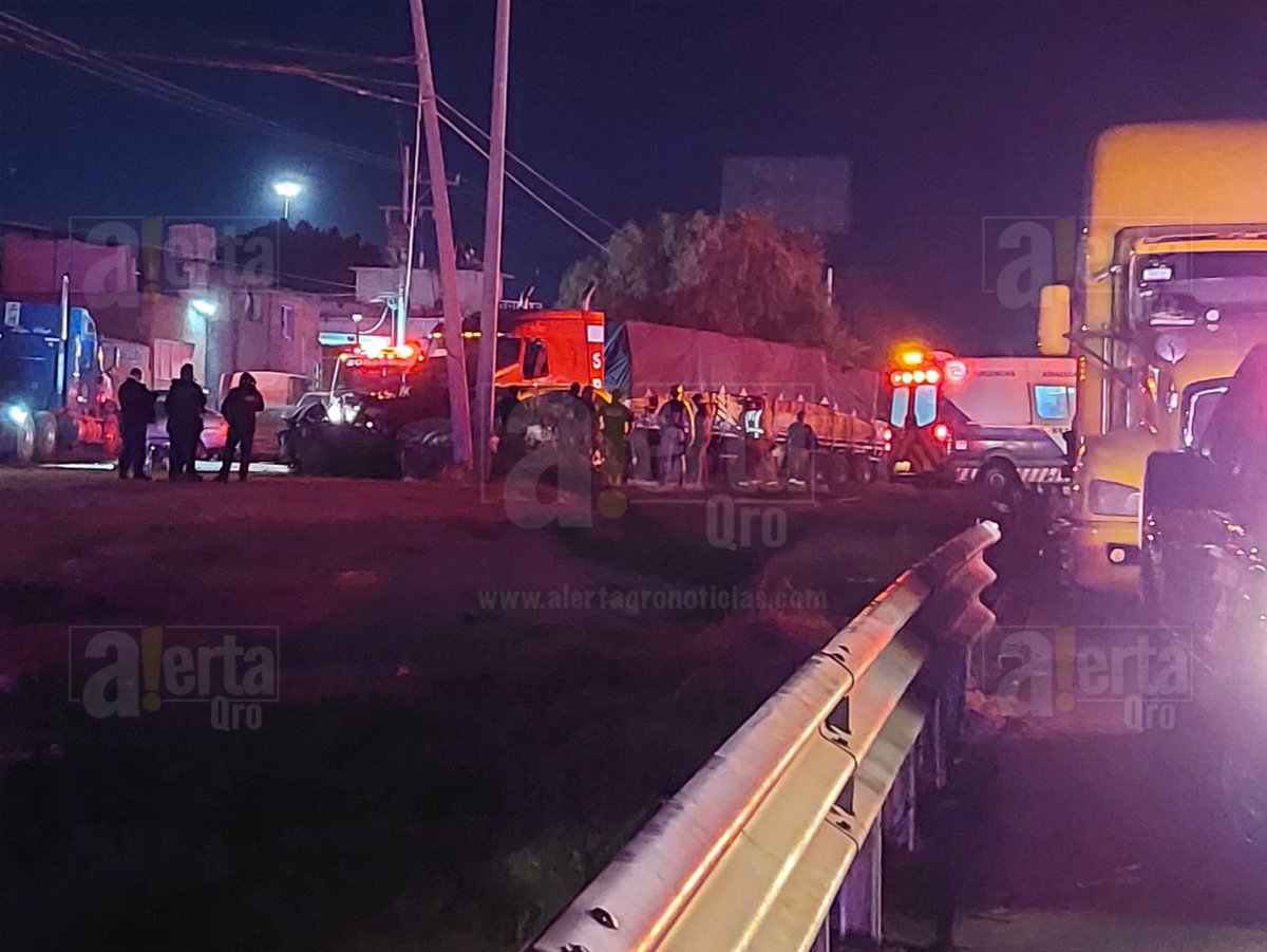 AlertaQro's tweet photo. 🚨Fatal accidente deja dos muertos en la Carretera México-Querétaro; esto a la altura de #SanJuanDelRío. Un tráiler que aparentemente se quedó sin frenos provocó una carambola de al menos 10 vehículos, algunos de ellos se quemaron. Hay 7 heridos, uno de ellos está grave https://t.co/X3sBzflKvh