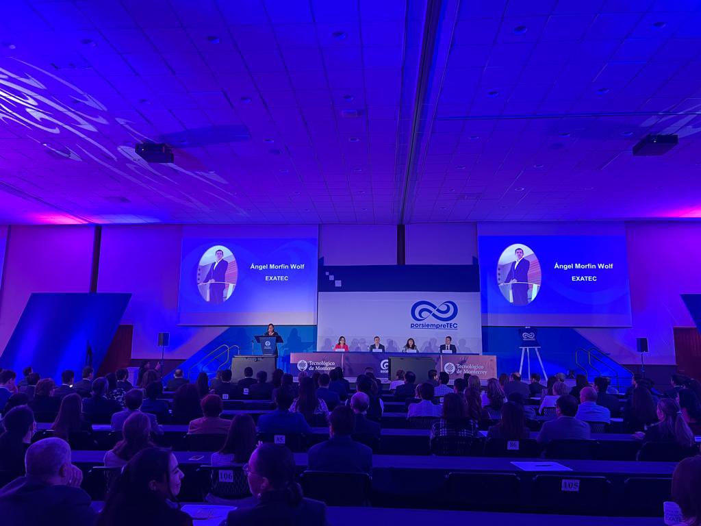 Es un honor haber participado como orador invitado en la firma de títulos <a href="/ITESMCEM/">Tec Estado de México</a>. Felicidades a todos los graduados! #PorSiempreTec