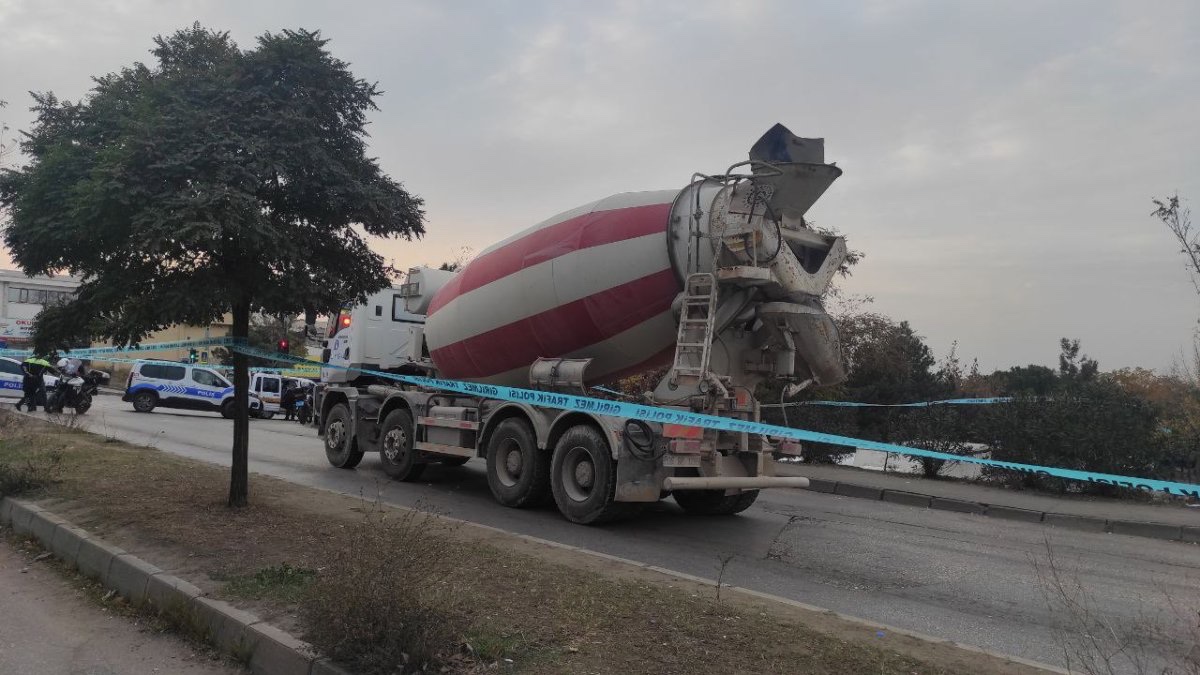Otosansit’te mikser altında kalan 14 yaşındaki çocuk hayatını kaybetti.