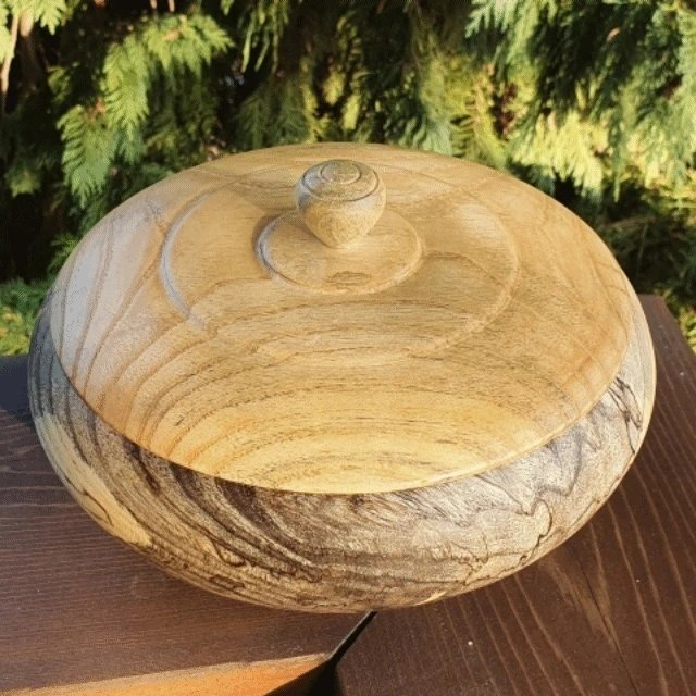 It took a bit of work and experimentation but I  think I've reached the final version of the lid to match the spalted wood in the bowl.