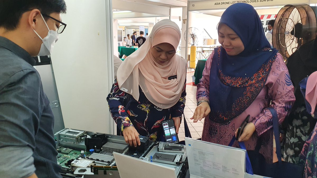 Serveron_SB's tweet image. 𝗦𝗲𝗿𝘃𝗲𝗿𝗢𝗻 team spent an eventful day exhibiting at the Institut Tadbiran Awam Negara (INTAN) yesterday showcasing a wide range of QCT servers and solutions we offer.
#Serveron #serversolution #datacentresolutions #hyperscale #hyperconverged #highperformanceserver #QCT