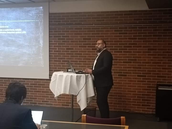 CentralProject2's tweet photo. Dr Faheem, Associate Professor at Mehran University of Engineering and Technology while presenting his research paper at WPMC 22
Herning, Denmark
#WPMC2022 #6g #wireless #aarhusuniversity #Denmark2022 #research #mscaproject https://t.co/2vd2lI1G3s