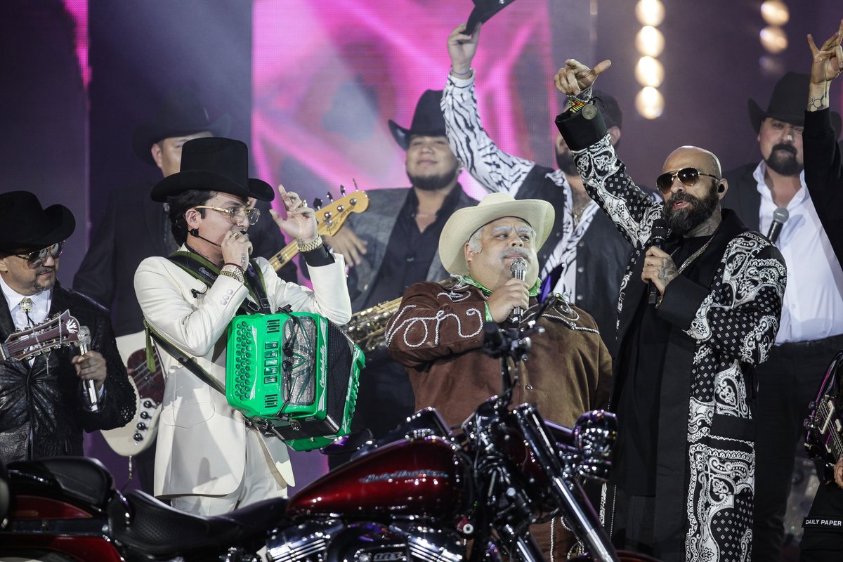 premiodelaradio's tweet photo. @elcarteldesanta y @DosCarnales volándonos la cabeza con su dueto esta noche en el escenario de #PDLR2022 💥

@estrellatv 
#EstrellaTV #PremiosDeLaRadio #cartelDeSanta #Doscarnales #CDMX #AsiSeBrilla #Aztecauno https://t.co/d6uWXMoy0A
