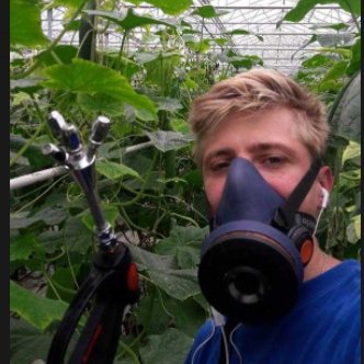 Några skivor svenskodlad gurka på frukostmackan?

Det här är Pavlo. Efter att ha fått problem med irriterad hud och rethosta har han tjatat sig till en andningsmask. Masken har inget filter som passar och det läcker in ofiltrerad luft. Men kanske känns det ändå lite bättre.