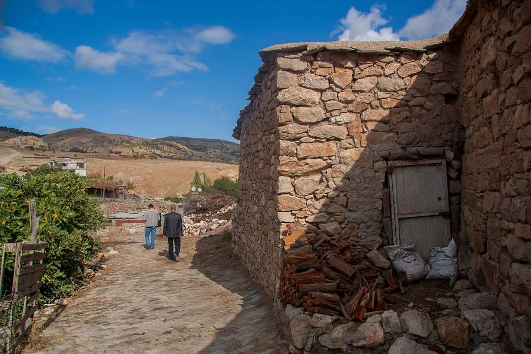 “yazılmış öyküleri unutmalı kırık bir kuş yolculuğu anlatır geçmiş ölüler tarlasından kendi yarasıyla o günden beri bir fotoğrafın yası tutulur.”M.K.K
Fotoğraf :Ergani/Şölen köyü